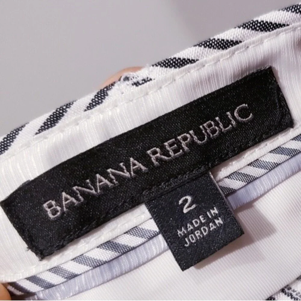 Banana Republic Logan Linen St whit/blue striped cropped pants in size 2